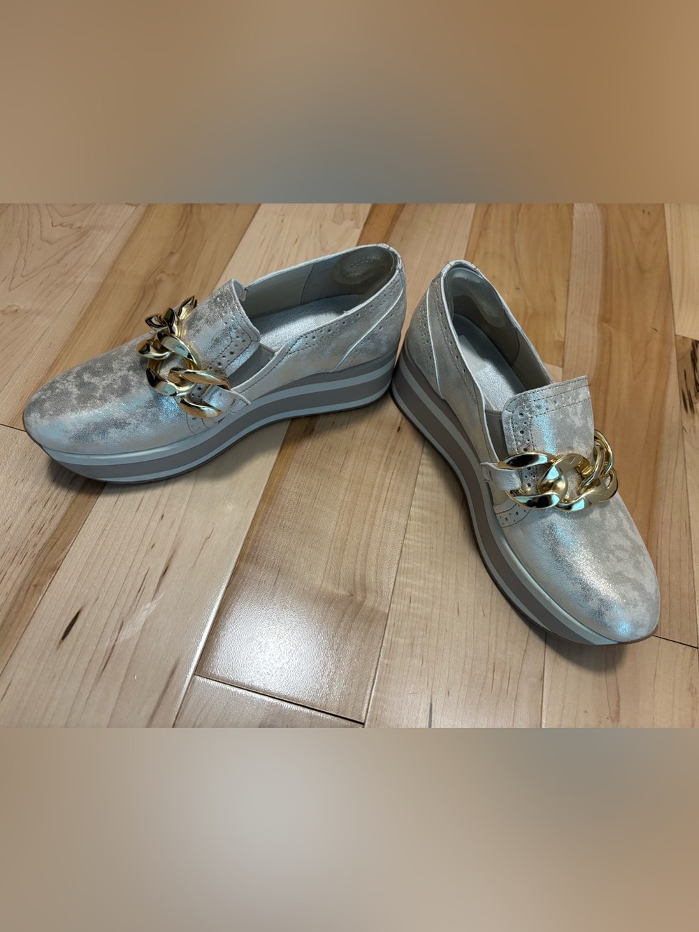 Dolce Vita Champagne Beige Gold Platform Jhenee Sneaker with Gold Chain - Picture 2 of 4